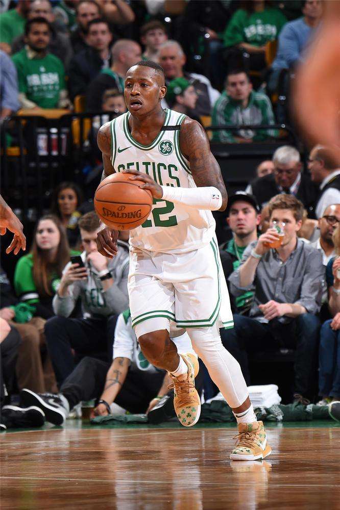 借助美国大 借助美国大