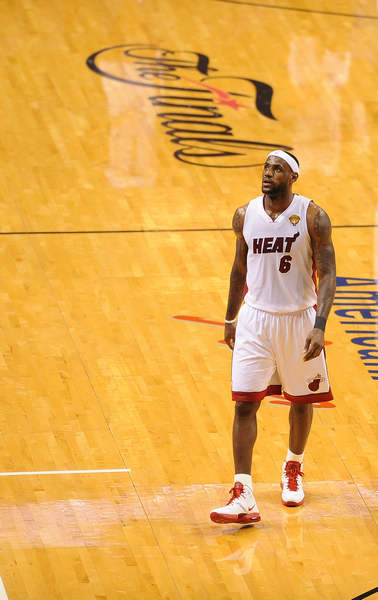 与持球者保 与持球者保